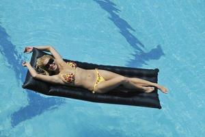 mulher relaxa na piscina foto