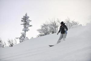 vista de snowboarder freestyle foto