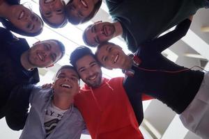 grupo de jovens felizes mostrando sua unidade foto