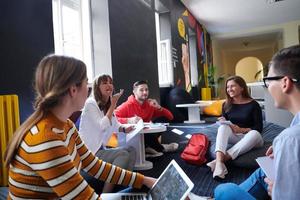 alunos usando tecnologia moderna para projeto escolar foto