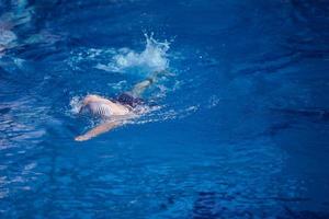 exercício de nadador na piscina coberta foto