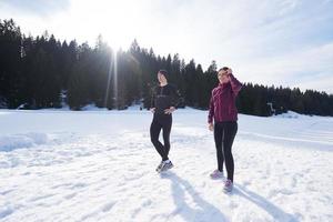 casal correndo lá fora na neve foto