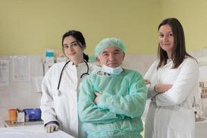 retrato de médicos vestindo uniforme e se preparando para fazer operação cirúrgica no teatro do hospital. conceito médico. foto