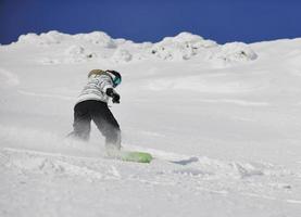 vista de mulher de snowboard foto