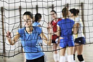 meninas jogando vôlei jogo indoor foto