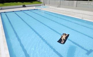 linda mulher relaxar na piscina foto