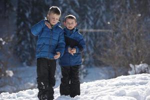 crianças brincando com neve fresca foto