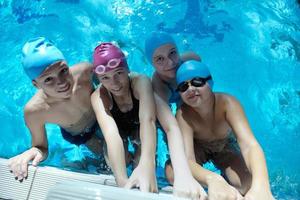 grupo de crianças felizes na piscina foto