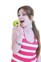 jovem feliz come maçã verde isolada no branco foto