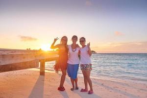 grupo de amigos na bela praia foto