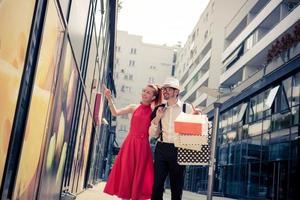 casal feliz fazendo compras na cidade. foto
