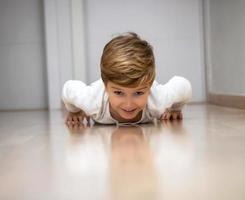 criança feliz rastejando em um corredor. foto