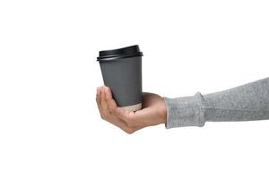 mãos segurando uma xícara de café quente no fundo branco foto