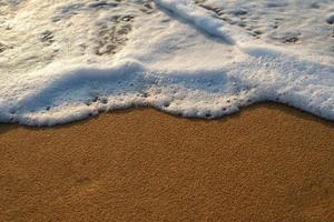 ondas do mar na praia, linda espuma macia foto