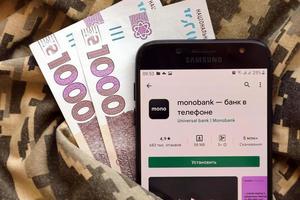 ternopil, ucrânia - 21 de abril de 2022 aplicativo bancário monobanco na tela do smartphone. monobank é importante banco comercial na ucrânia foto