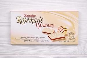 ternopil, ucrânia - 24 de abril de 2022 schmerling's rosemarie Harmony chocolate branco - barra de chocolate branco suíço premium recheada com praliné e totalmente natural sem glúten e sem OGM, kosher foto