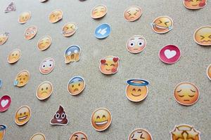 ternopil, ucrânia - 8 de maio de 2022 grande conjunto de adesivos com rostos amarelos emoji. emoji é um pictograma ou smiley embutido no texto e usado em mensagens eletrônicas e páginas da web foto