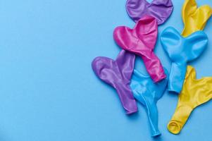 balões em forma de coração deitado do lado direito sobre fundo azul foto