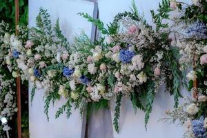 arranjos de flores. padrão de flores e folhas. layout de lista, copie o espaço. decoração de casamento. fundo de casamento com flores. decoração. papeis de parede. textura. foto