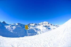 placa de sinal em altas montanhas sob neve no inverno foto