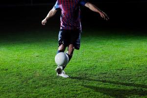 jogador de futebol em ação foto