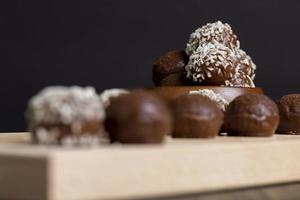 bombons com recheio de doce de coco foto