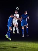 duelo de jogadores de futebol foto