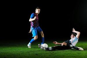 jogadores de futebol na competição pela bola foto