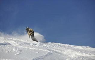 salto e passeio de snowboarder freestyle foto