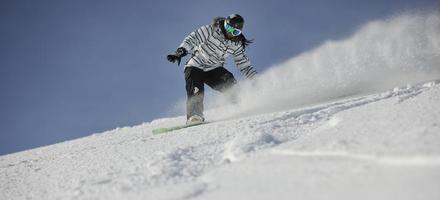 vista de mulher de snowboard foto