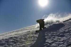 salto e passeio de snowboarder freestyle foto