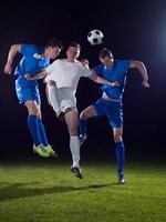 duelo de jogadores de futebol foto