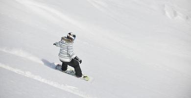 vista de mulher de snowboard foto