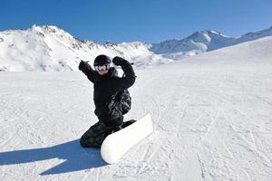 esqui na neve fresca na temporada de inverno em lindo dia ensolarado foto