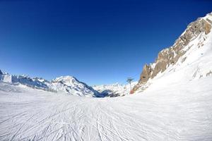 altas montanhas sob a neve no inverno foto