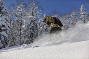 salto e passeio de snowboarder freestyle foto