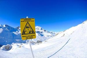 placa de sinal em altas montanhas sob neve no inverno foto