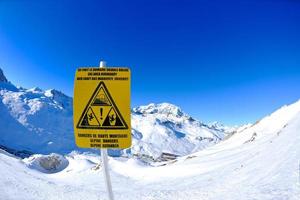 placa de sinal em altas montanhas sob neve no inverno foto