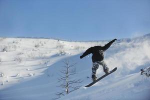 salto e passeio de snowboarder freestyle foto