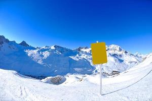 placa de sinal em altas montanhas sob neve no inverno foto