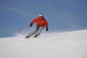 esquiando agora na temporada de inverno foto
