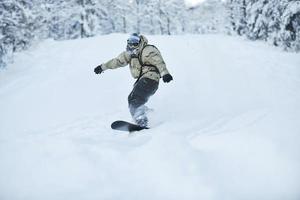 salto e passeio de snowboarder freestyle foto