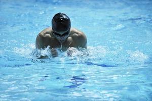 nadador na piscina foto
