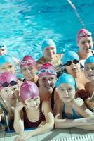 grupo de crianças felizes na piscina foto