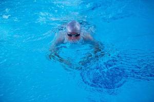 exercício de nadador na piscina coberta foto