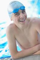 retrato de criança na piscina foto