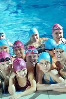 grupo de crianças felizes na piscina foto