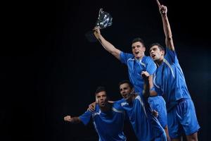 jogadores de futebol comemorando a vitória foto