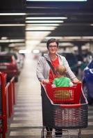 mãe com bebê em compras foto