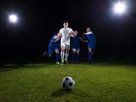 duelo de jogadores de futebol foto